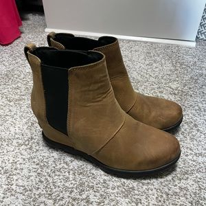 Sorel Joan or Artic size 10.5 chest nut brown
